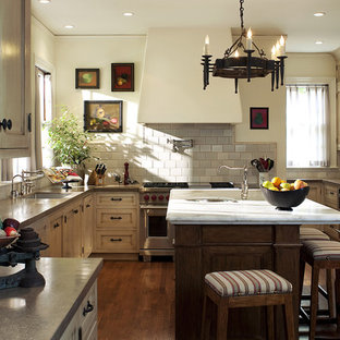 Idee per una cucina ad U con elettrodomestici in acciaio inossidabile e ante beige