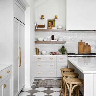Inspiration för stora lantliga vitt kök, med en rustik diskho, skåp i shakerstil, grå skåp, vitt stänkskydd, stänkskydd i terrakottakakel, rostfria vitvaror, marmorgolv, en köksö och flerfärgat golv