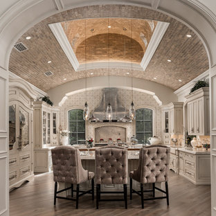 Idee per un'ampia cucina ad U shabby-chic style chiusa con lavello stile country, ante con bugna sagomata, ante in legno chiaro, top in quarzite, paraspruzzi multicolore, paraspruzzi in gres porcellanato, elettrodomestici da incasso, pavimento in legno massello medio, 2 o più isole, pavimento marrone e top multicolore