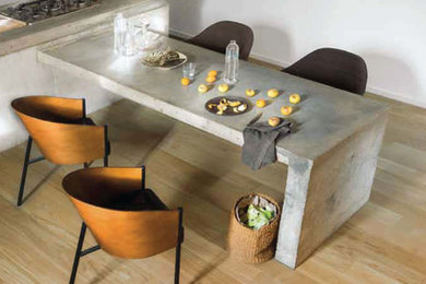 Foto de cocina comedor lineal contemporánea de tamaño medio con suelo de madera clara, una isla, salpicadero blanco y suelo marrón