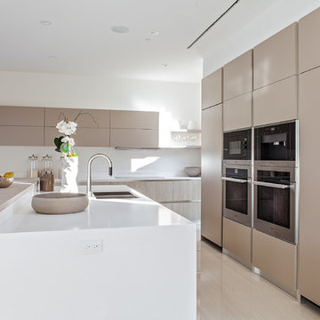 Fresh idea of an an open modern kitchen design somewhere in Beverly Hills, CA