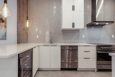 Example of an urban kitchen design in Montreal