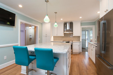 Mid-sized trendy l-shaped light wood floor eat-in kitchen photo in Raleigh with an undermount sink, shaker cabinets, white cabinets, quartzite countertops, gray backsplash, glass tile backsplash, stainless steel appliances, an island and gray countertops