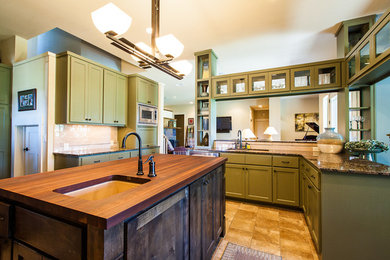 Foto de cocina actual con encimera de granito y puertas de armario verdes