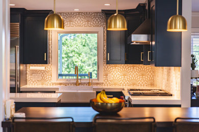 Klassisk inredning av ett mellanstort grå grått kök, med en rustik diskho, luckor med infälld panel, blå skåp, bänkskiva i kvarts, flerfärgad stänkskydd, stänkskydd i porslinskakel, rostfria vitvaror, mellanmörkt trägolv, flera köksöar och brunt golv