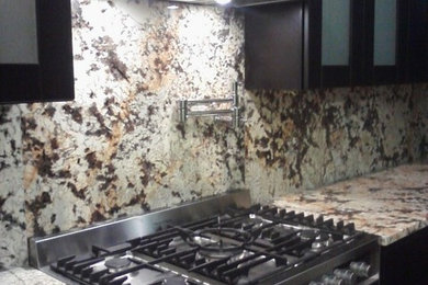セントルイスにあるおしゃれなキッチン (中間色木目調キャビネット、御影石カウンター、白い調理設備) の写真