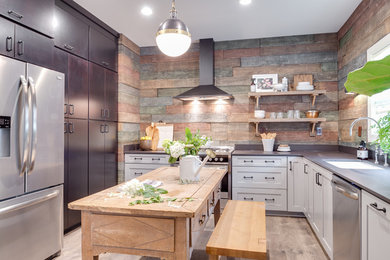 Idéer för att renovera ett avskilt, stort rustikt u-kök, med en enkel diskho, skåp i shakerstil, vita skåp, bänkskiva i rostfritt stål, brunt stänkskydd, stänkskydd i trä, rostfria vitvaror, laminatgolv och en köksö