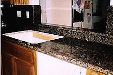 サクラメントにあるおしゃれなキッチン (中間色木目調キャビネット、御影石カウンター) の写真