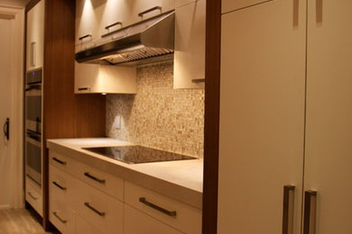 Foto de cocinas en L contemporánea grande abierta con fregadero de un seno, armarios con paneles lisos, puertas de armario blancas, encimera de cuarcita, salpicadero beige, salpicadero con mosaicos de azulejos, electrodomésticos de acero inoxidable, suelo de madera en tonos medios, una isla y suelo beige