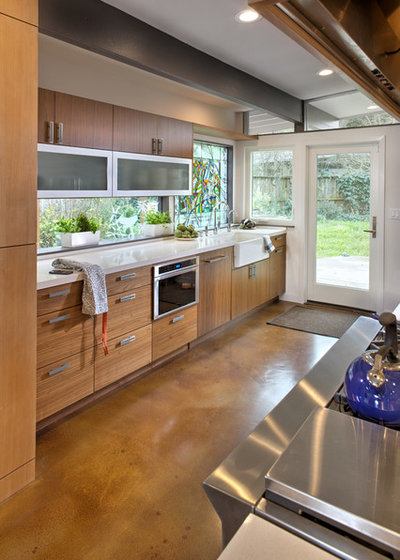 Modern Kitchen by MAK Design + Build Inc.