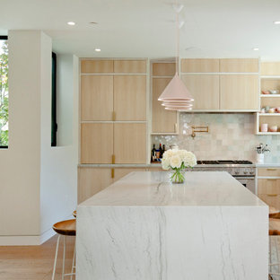 Imagen de cocina en L, minimalista, de tamaño medio, abierta, con fregadero sobremueble, armarios con paneles empotrados, puertas de armario de madera clara, encimera de mármol, salpicadero rosa, salpicadero de azulejos de cerámica, electrodomésticos de acero inoxidable, suelo de madera clara, una isla, suelo marrón y encimeras blancas