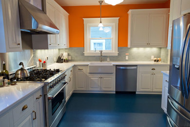 ポートランドにある高級な小さなトラディショナルスタイルのおしゃれなキッチン (エプロンフロントシンク、レイズドパネル扉のキャビネット、白いキャビネット、クオーツストーンカウンター、青いキッチンパネル、セラミックタイルのキッチンパネル、シルバーの調理設備、リノリウムの床、アイランドなし、青い床、白いキッチンカウンター) の写真