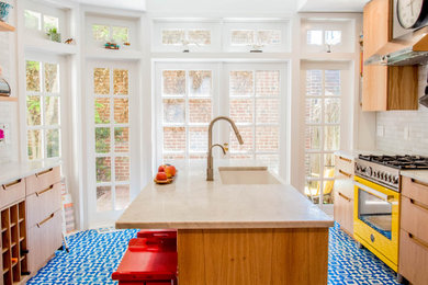 フィラデルフィアにあるエクレクティックスタイルのおしゃれなII型キッチン (エプロンフロントシンク、ベージュのキャビネット、白いキッチンパネル、カラー調理設備、セメントタイルの床、青い床、白いキッチンカウンター) の写真