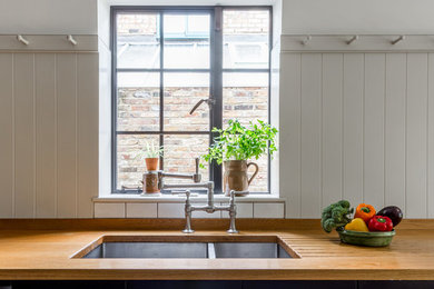 Свежая идея для дизайна: кухня в викторианском стиле - отличное фото интерьера