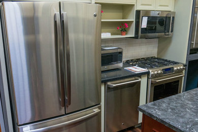 ボストンにあるトラディショナルスタイルのおしゃれなキッチン (シルバーの調理設備) の写真