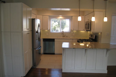 Example of a beach style kitchen design in Los Angeles