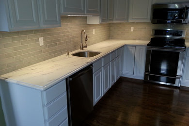 Klassische Küche mit Küchenrückwand in Grau und Rückwand aus Keramikfliesen in New York