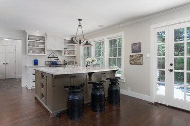 Diseño de cocina campestre con armarios estilo shaker, puertas de armario blancas, encimera de granito, suelo de madera oscura y suelo marrón