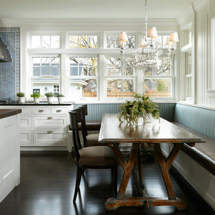 Immagine di una cucina abitabile tradizionale con ante in stile shaker, ante bianche e paraspruzzi blu