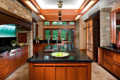 Inspiration för ett stort, avskilt orientaliskt u-kök, med en undermonterad diskho, luckor med infälld panel, skåp i mellenmörkt trä, rostfria vitvaror, klinkergolv i keramik, granitbänkskiva, grönt stänkskydd, stänkskydd i keramik, en köksö och brunt golv