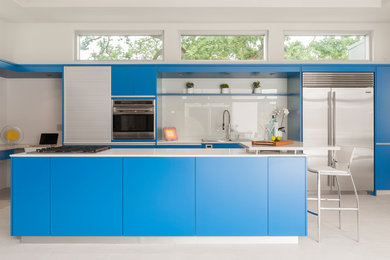 Foto på ett stort funkis kök, med en nedsänkt diskho, släta luckor, blå skåp, laminatbänkskiva, vitt stänkskydd, glaspanel som stänkskydd, rostfria vitvaror, klinkergolv i keramik, en köksö och vitt golv