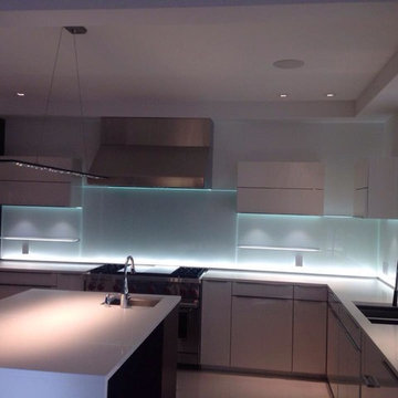 Glass Kitchen Backsplash w/LED Lighting