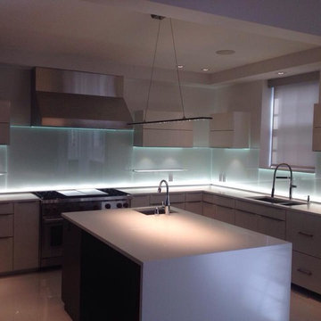 Glass Kitchen Backsplash w/LED Lighting