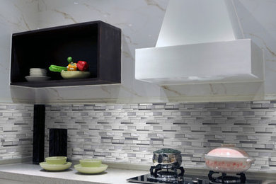 Foto de cocina contemporánea de tamaño medio con armarios con paneles con relieve, puertas de armario blancas, salpicadero verde y salpicadero de azulejos en listel