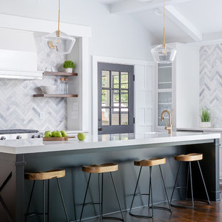 Offene Klassische Küche in U-Form mit Unterbauwaschbecken, Schrankfronten im Shaker-Stil, Küchenrückwand in Grau, Rückwand aus Marmor, dunklem Holzboden, Kücheninsel, braunem Boden, weißer Arbeitsplatte, Küchengeräten aus Edelstahl und schwarzen Schränken in Raleigh