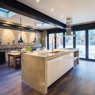Esempio di una cucina abitabile contemporanea con ante lisce, ante bianche e parquet scuro