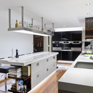 Foto di una cucina minimal con elettrodomestici in acciaio inossidabile