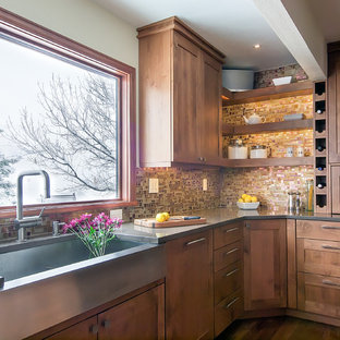 Esempio di una cucina american style con lavello stile country, ante in stile shaker, ante in legno scuro, paraspruzzi multicolore e paraspruzzi con piastrelle a mosaico