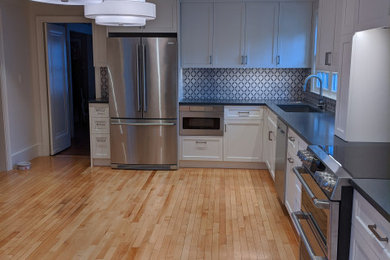 Example of a minimalist kitchen design in Bridgeport