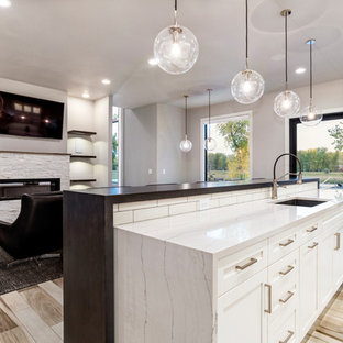 Immagine di una grande cucina moderna con lavello sottopiano, ante in stile shaker, ante bianche, top in quarzo composito, paraspruzzi bianco, paraspruzzi con piastrelle diamantate, elettrodomestici in acciaio inossidabile, isola e top bianco