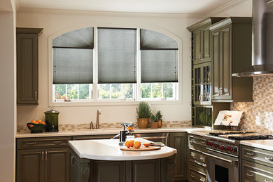 Exempel på ett mellanstort klassiskt kök, med en nedsänkt diskho, luckor med upphöjd panel, gröna skåp, bänkskiva i kvarts, beige stänkskydd, stänkskydd i mosaik, rostfria vitvaror och en köksö
