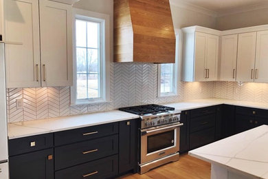 インディアナポリスにある高級な広いカントリー風のおしゃれなキッチン (白いキッチンパネル、セラミックタイルのキッチンパネル、シルバーの調理設備、白いキッチンカウンター、淡色無垢フローリング) の写真