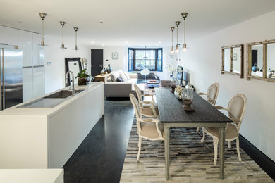 Свежая идея для дизайна: кухня среднего размера в стиле неоклассика (современная классика) с бетонным полом - отличное фото интерьера