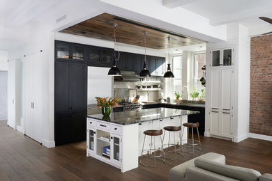 ニューヨークにある広いトランジショナルスタイルのおしゃれなキッチン (シェーカースタイル扉のキャビネット、黒いキャビネット、珪岩カウンター、シルバーの調理設備、無垢フローリング、一体型シンク、白いキッチンパネル、セラミックタイルのキッチンパネル) の写真