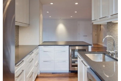 Idéer för att renovera ett funkis kök, med en undermonterad diskho, luckor med infälld panel, vita skåp, granitbänkskiva, grått stänkskydd, stänkskydd i mosaik och rostfria vitvaror