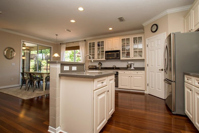 Example of a kitchen design in Jacksonville