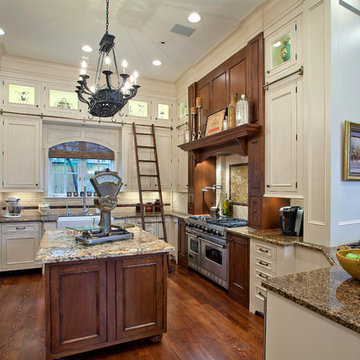 Grand Reston Manor Kitchen