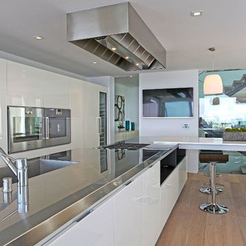 Grandview Drive Hollywood Hills modern home open plan kitchen & dining room