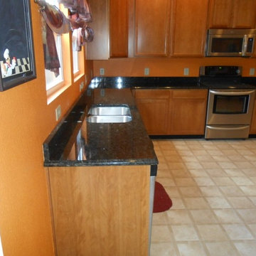 Granite colors that work well with Medium Colored Cabinets