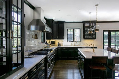 Exempel på ett stort modernt kök, med en nedsänkt diskho, luckor med glaspanel, svarta skåp, bänkskiva i koppar, vitt stänkskydd, rostfria vitvaror, mörkt trägolv och en köksö