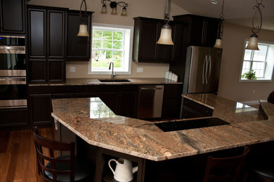 Exemple d'une cuisine avec un plan de travail en granite.