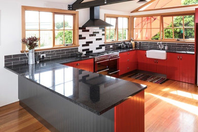 ホバートにあるおしゃれなキッチン (御影石カウンター、グレーのキッチンパネル、シルバーの調理設備、エプロンフロントシンク) の写真