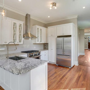 Traditional kitchen ideas - Example of a classic kitchen design in New Orleans