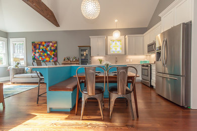 Eclectic l-shaped medium tone wood floor eat-in kitchen photo in Atlanta with a farmhouse sink, shaker cabinets, white cabinets, quartz countertops, gray backsplash, porcelain backsplash, stainless steel appliances, an island and white countertops