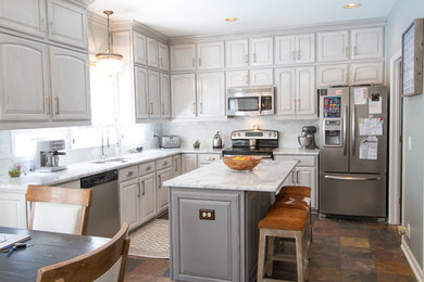 Example of a transitional kitchen design in Nashville