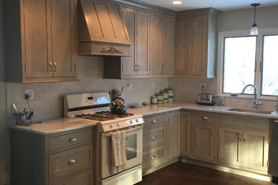 Example of a mid-sized arts and crafts l-shaped dark wood floor and brown floor eat-in kitchen design in New York with an undermount sink, shaker cabinets, gray cabinets, marble countertops, gray backsplash, marble backsplash, stainless steel appliances, an island and gray countertops